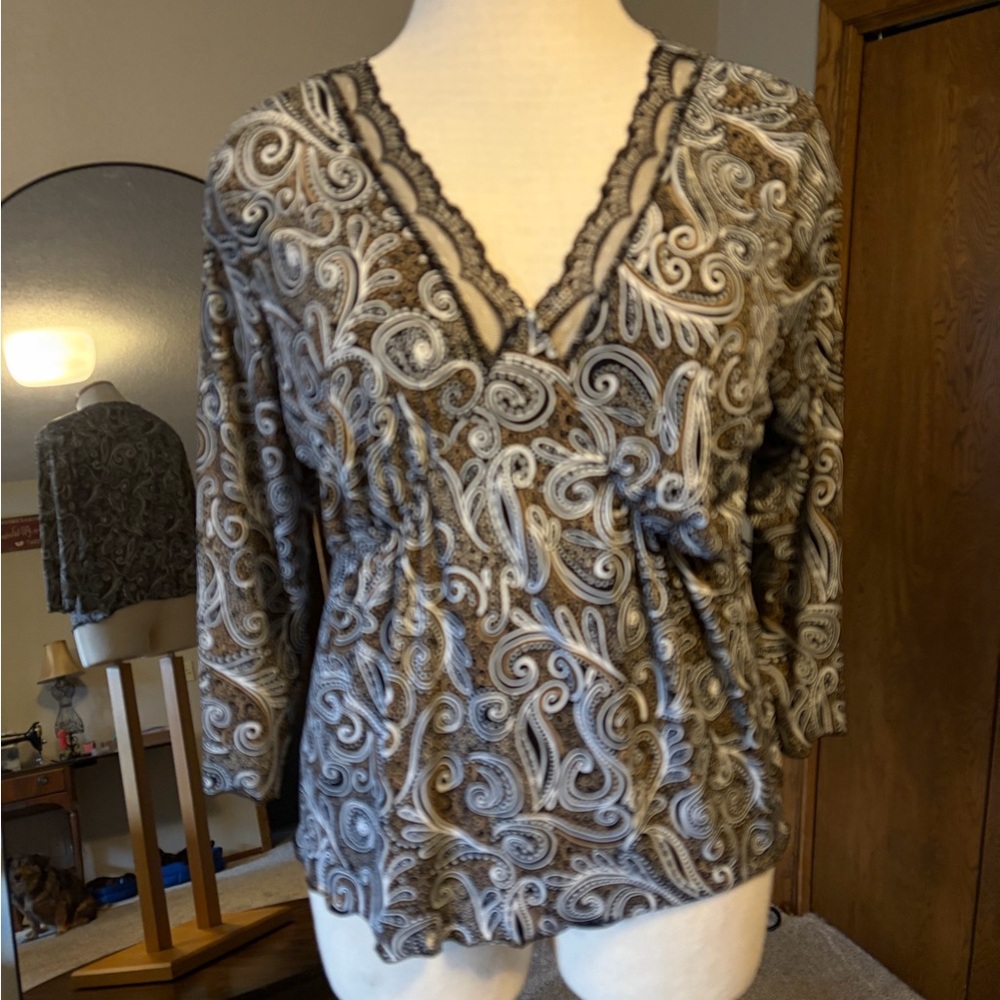 Dress Barn Black & Tan Paisley top
Size 1X